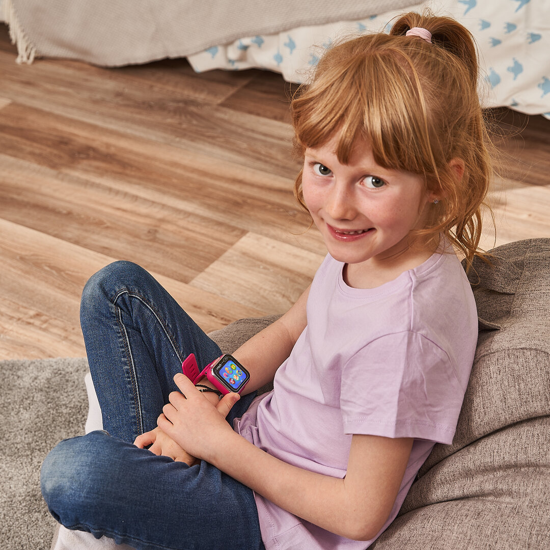 VTech KidiZoom Smart Watch MAX lila/pink Kinder-Smartwatch mit Duokamera & Touchscreen, ab 5 Jahren VTech KidiZoom Smart Watch MAX lila/pink mit Touch-Display, Front- & Rückkamera, Schrittzähler, Kreativ-Apps & Spiele, Wecker & Musik-Player, wiederaufladbar, spritzwassergeschützt, ab 5 Jahren, Hartholz, Holz, Person, Portrait, Hosen