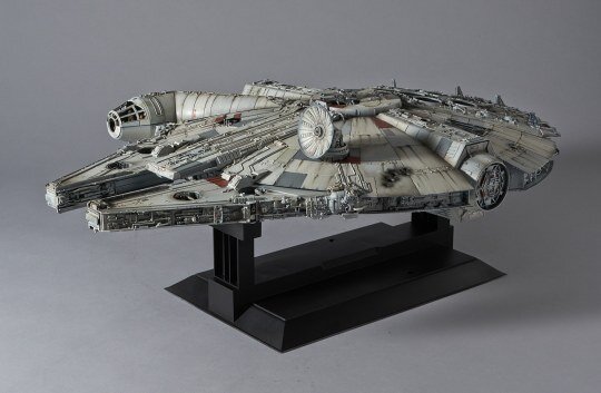 Revell 01206 BANDAI Millennium Falcon Perfect Grade Modellbausatz 1:72 mit LED-Einheit Flugzeug, Raumschiff, Transport, Fahrzeug