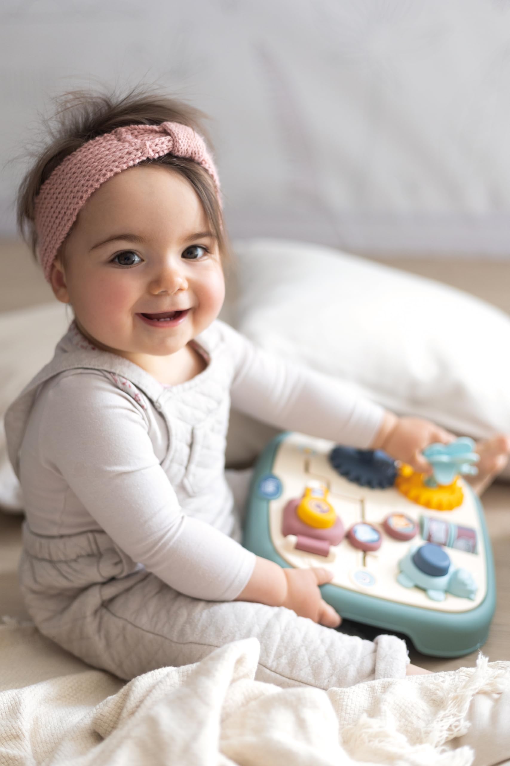 Smoby Activity Tablet Little 5-Spielaktivitäten, ab 12 Monaten Interaktives Smoby Activity Tablet Little mit 5 Lernspielen Labyrinth, Schloss, Schmetterling, Tierrollen, Nilpferd, ab 12 Monaten, Kunststoff, Made in France, Gesicht, Glücklich, Kopf, Lächeln, Portrait