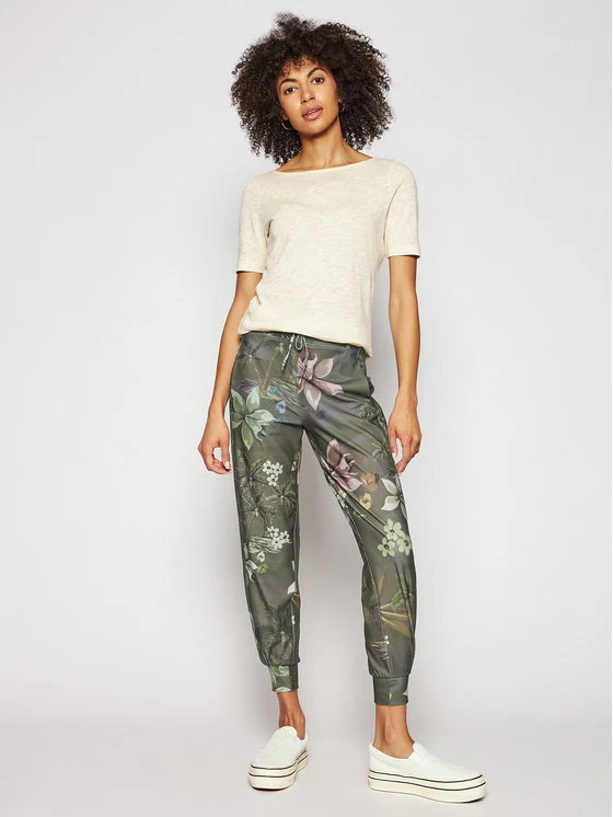 Desigual Damen 3/4-Hose „Camuflower“ - Dunkelkhaki 21SOPK024086 GR. S Bekleidung, Hosen, Person