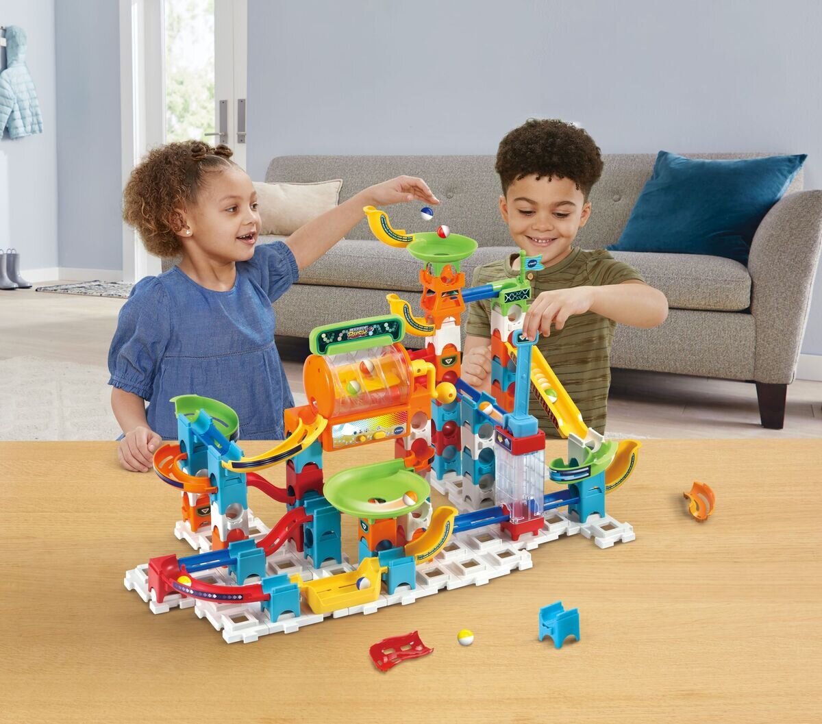 VTech Marble Rush Super Action Set L100 E mit 99 Teilen, 10 Kugeln, Schrauben-Lift, Licht-& Soundeffekten, fördert Motorik & räumliches Denken, ab 4 Jahren,