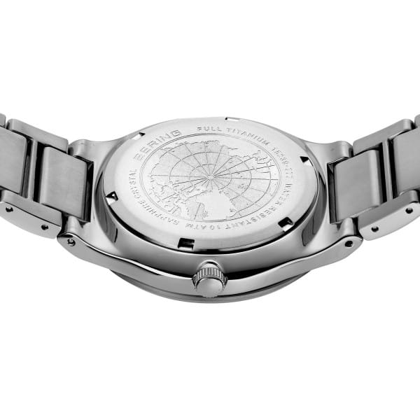 Bering 15239-777 Herrenuhr, Titan/Solar, Silber/Blau