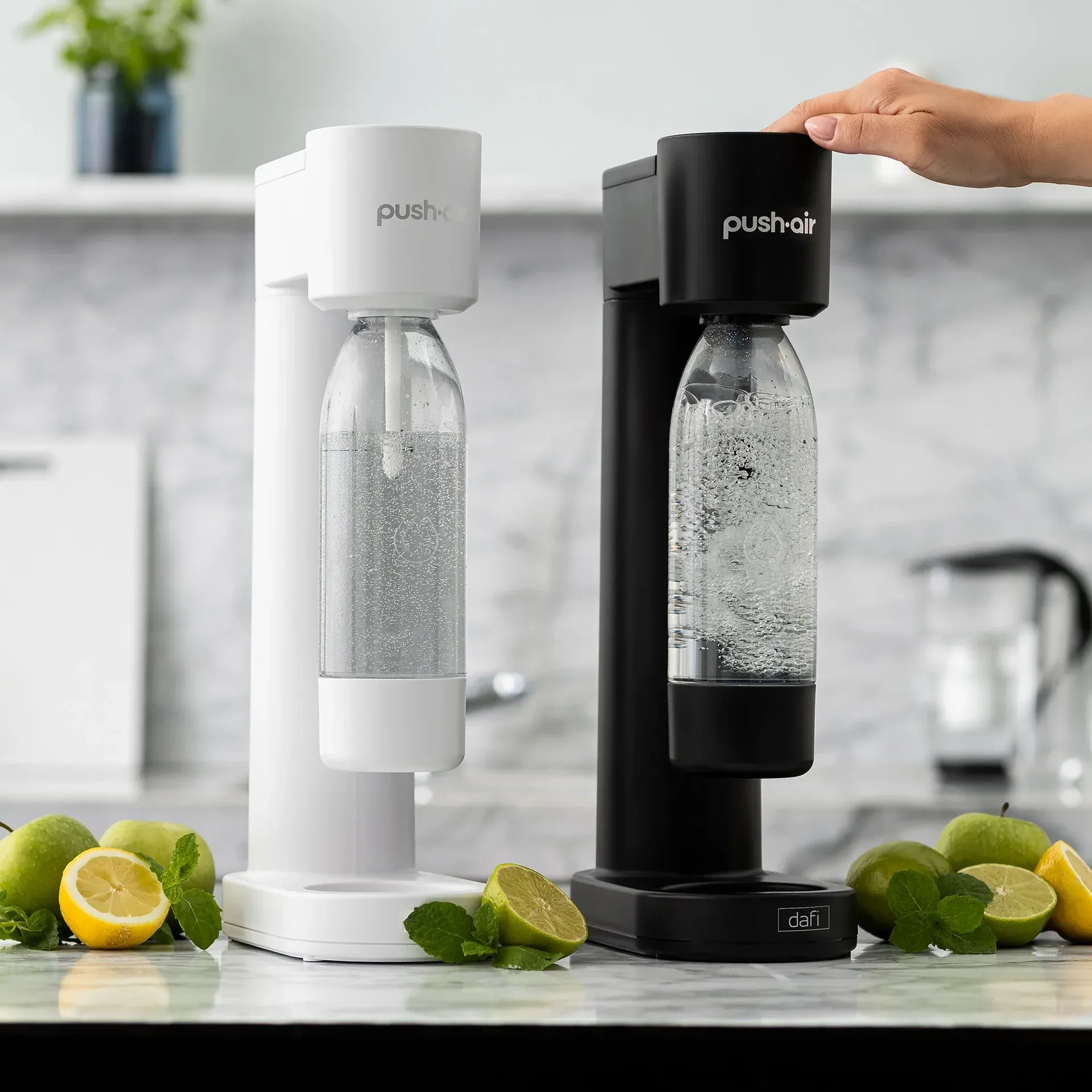 PEARLCO 079058 DAFI Wassersprudler Pushair inkl. CO₂-Zylinder und 0,7 l Flasche – Schwarz