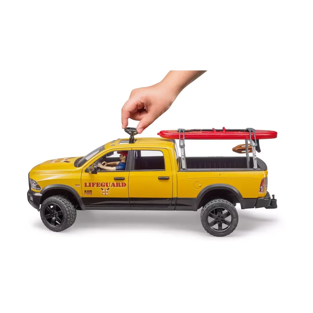 Bruder 02506 RAM 2500 Power Wagon Life Guard mit Figur, Stand Up Paddle und Light & Sound Modul
