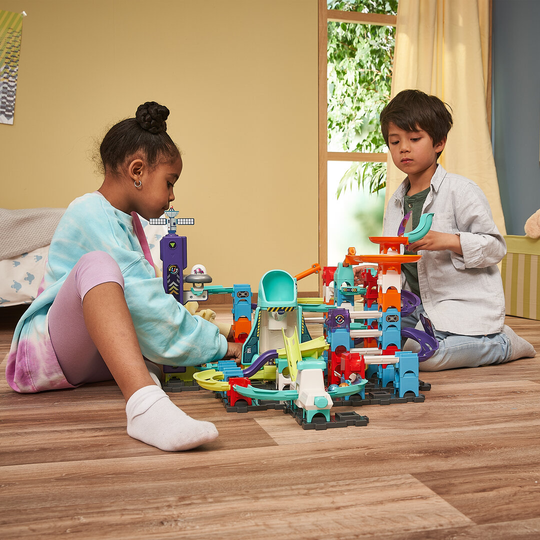 VTech Marble Rush Space Magnetic Set XL300 E magnetische Kugelbahn ab 4 Jahren VTech Marble Rush Space Magnetic Set XL300 E aus Kunststoff 119 Teile, inkl. elektronischem Modul, 5 MarBalls 5 magnetischer Kugeln, U-Kurve, UFO-Aufzug, magnetischer Pendel, fördert Motorik & räumliches Denken, ab 4 J., Socke, Kind, Weiblich, Mädchen,
