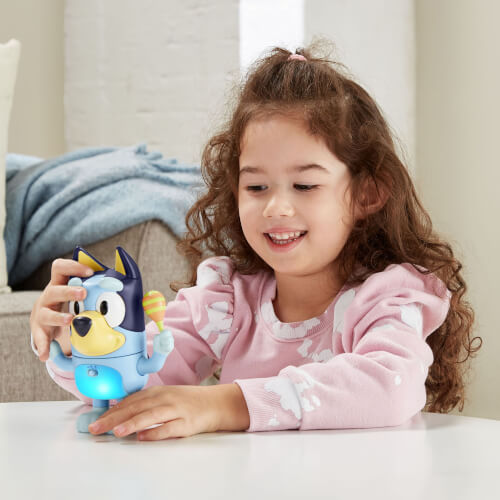 VTech Bluey Dreh- & Zieh-Reaktionsspiel, interaktive Bluey-Figur ab 3 Jahren VTech Bluey Dreh- & Zieh-Reaktionsspiel in Blau Kunststoff: 2 Modi Freies Spiel & Nachmachen, Originalstimme & Musik, leuchtender Bauch, Bewegungs-Sensoren, kindersicher, ab 3 J., Kind, Weiblich, Mädchen, Person, Kopf