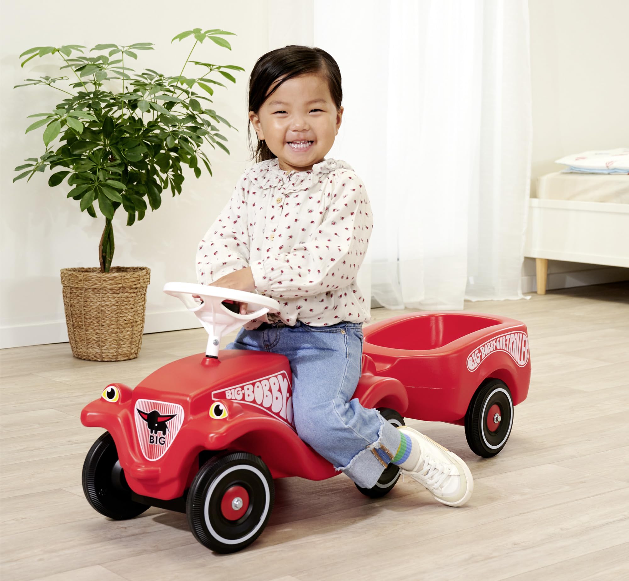 BIG Bobby Car Anhänger Rot - Klassischer Trailer für Kinderfahrzeuge ab 1 Jahr Pflanze, Pflanze im Topf, Person, Sitzend, Hosen