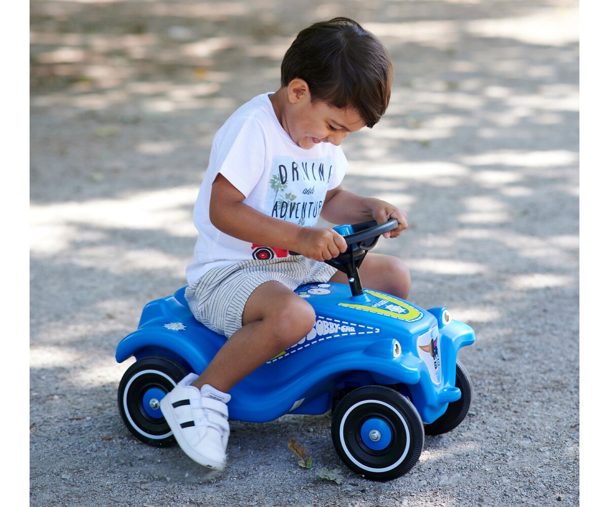 BIG Bobby Car Classic Polizei (800056127) Person, Fotografie, Portrait, Sitzend, Kurze Hose