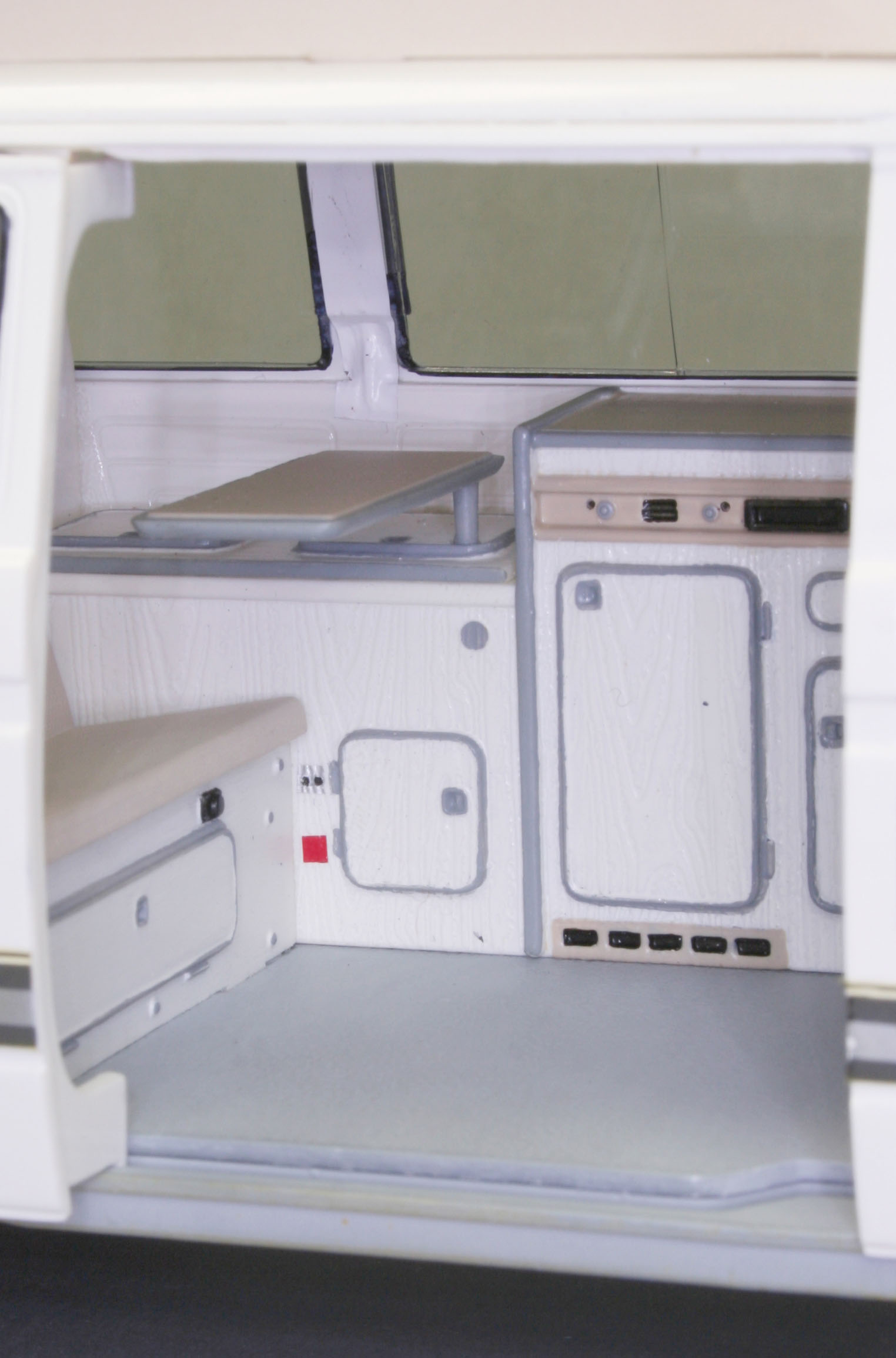 Revell 07344 Volkswagen T3 "Camper" Modellbausatz Moebel