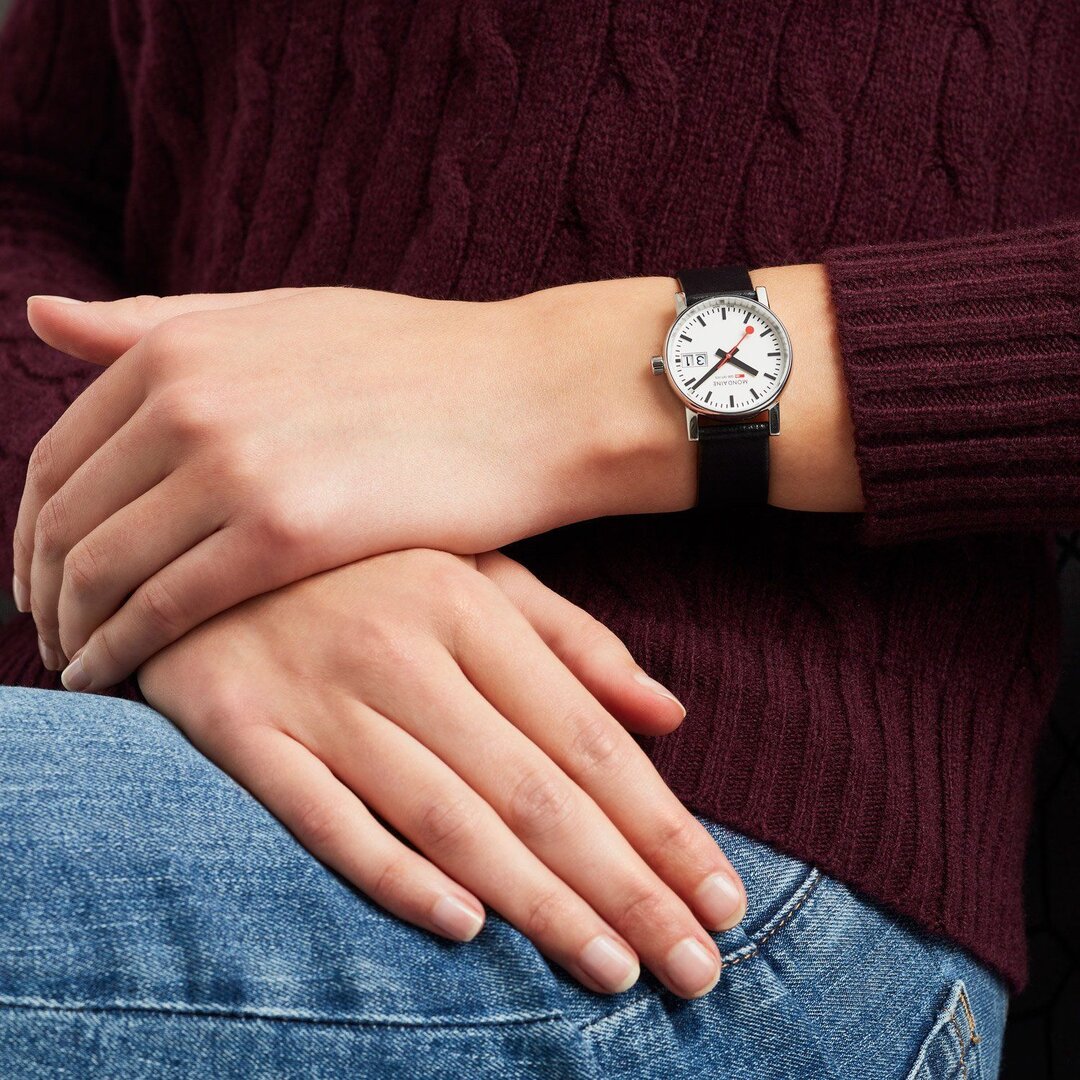 Mondaine evo2 316L Stainless steel Wiße MSE.30210.LBV Armbanduhr, Hand, Person, Handgelenk, Arm