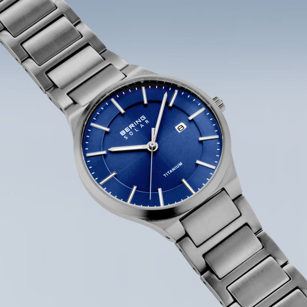 Bering 15239-777 Herrenuhr, Titan/Solar, Silber/Blau