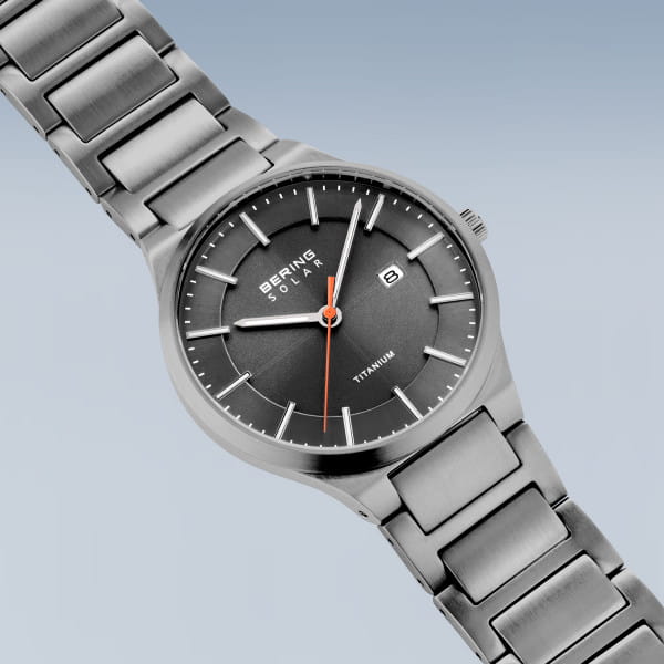 Bering 15239-779 Herrenuhr, Titan/Solar, Silber/Schwarz Bering 15239-779 Herrenuhr, Titan/Solar, Silber/Schwarz