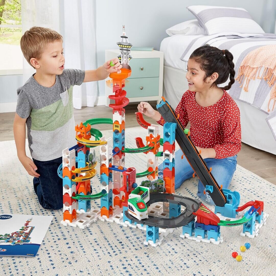 VTech Marble Rush Super Sky Tower Set XL300 E mit 141 Teilen, motorisiertem Zug, elektronischem Förderband, 10 MarBalls, Lichteffekten & Klang, fördert Motorik & räumliches Denken, ab 4 J.,