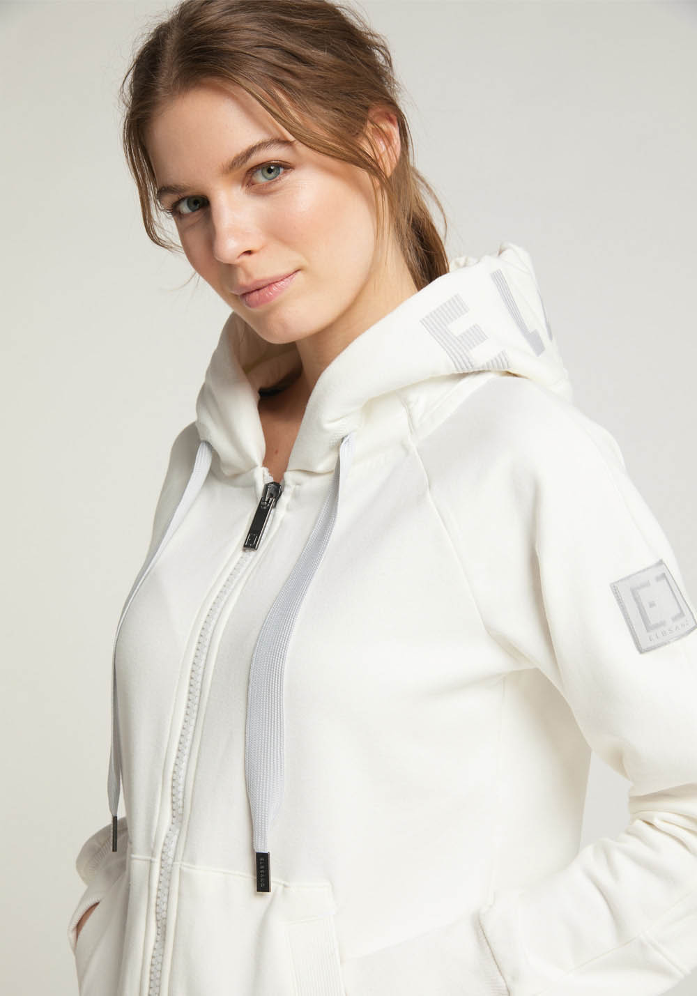 Elbsand Kelda Sweatjacke in cloud white, weisse Damen Kapuzenjacke. Bild 3.