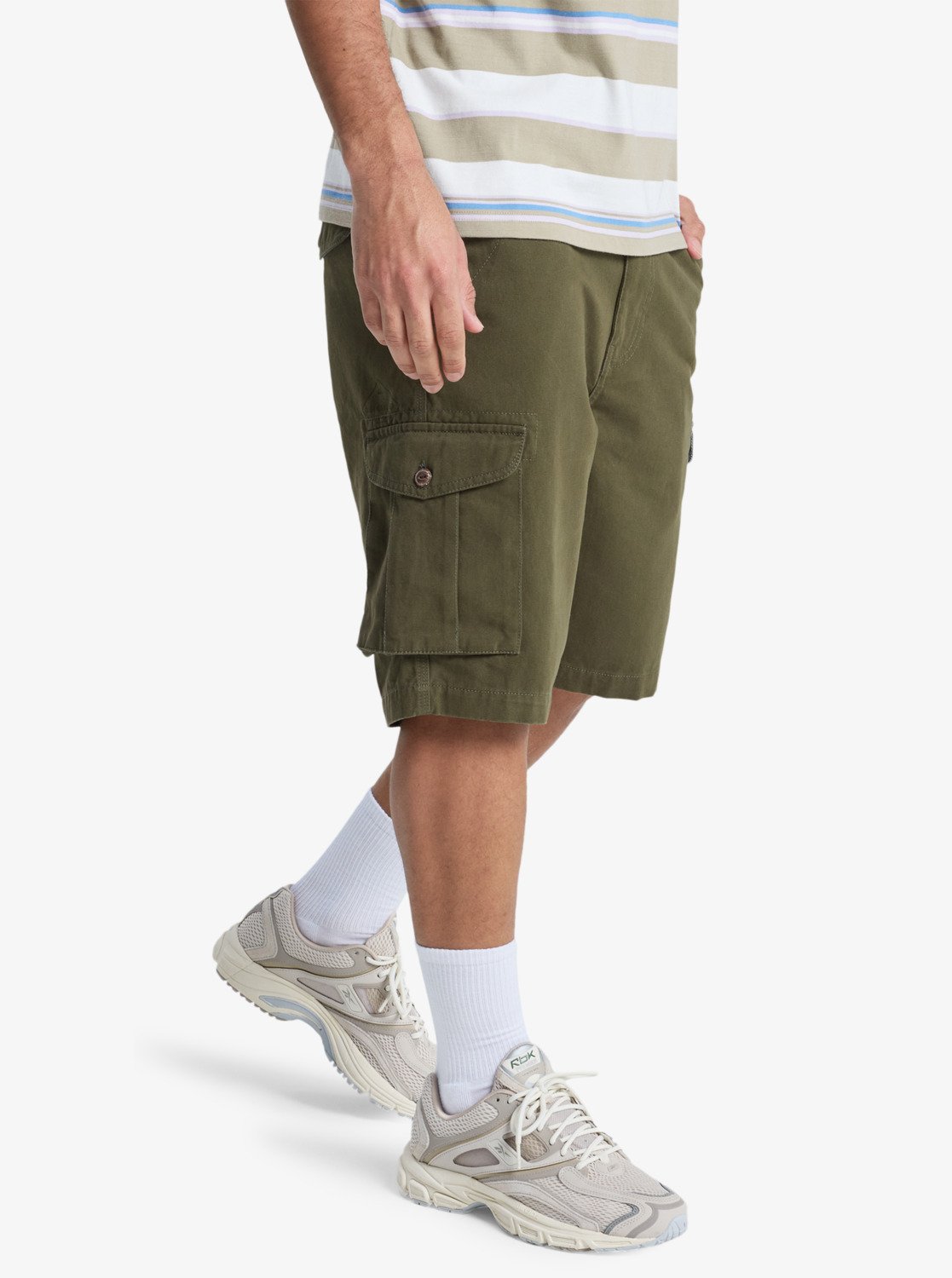 Bekleidung, Kurze Hosen, Schuh, Sneaker, Person