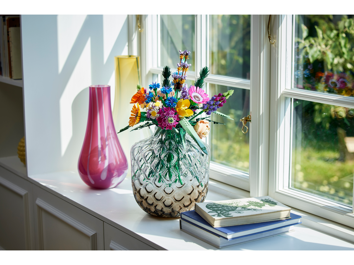 LEGO® Icons Wildblumenstrauß 10313 Fenster, Fensterbank, Blume, Blumen-Arrangement, Pflanze