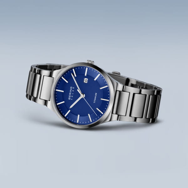 Bering 15239-777 Herrenuhr, Titan/Solar, Silber/Blau