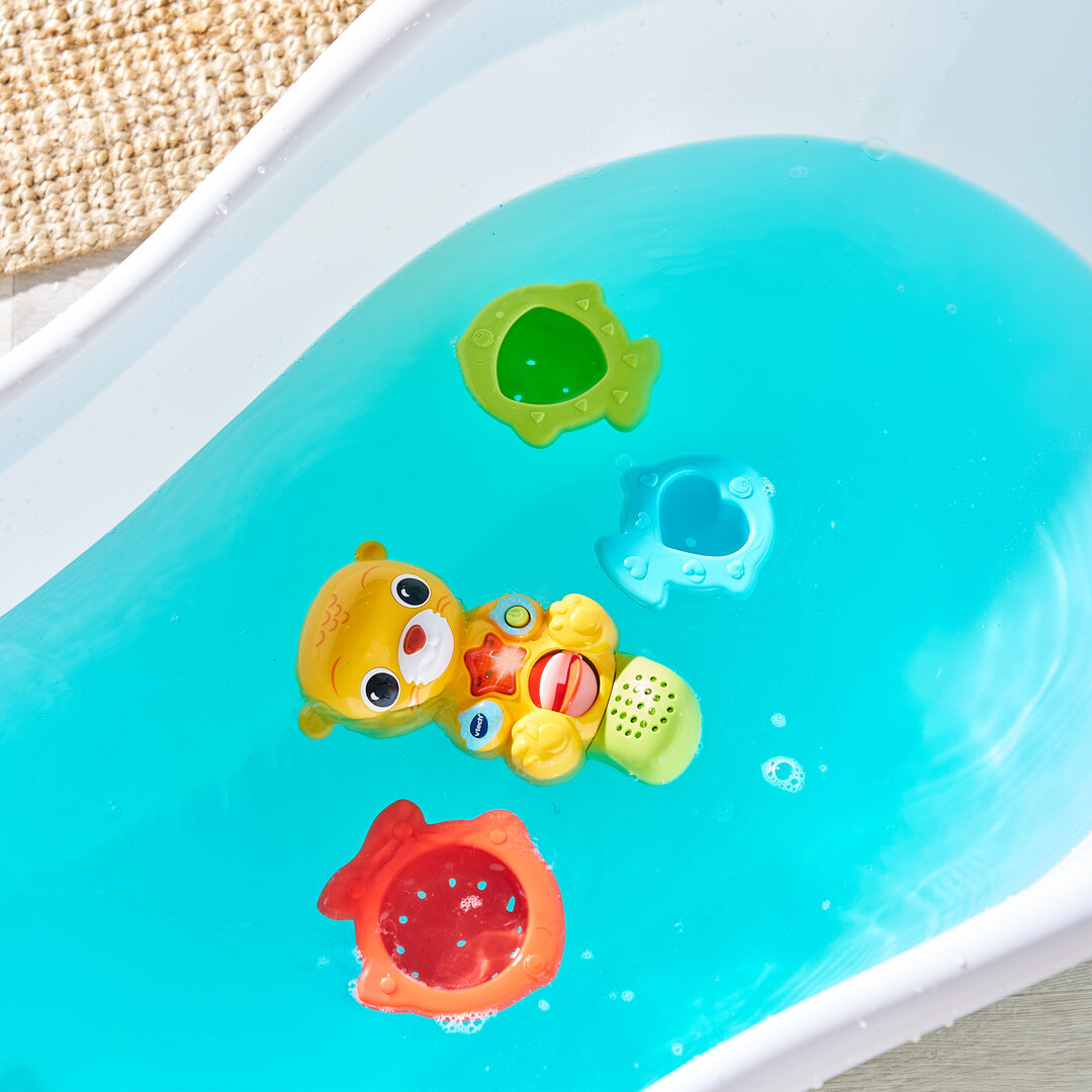 VTech Badespaß Otter interaktives Badespielzeug ab 1 Jahr VTech Badespaß Otter aus buntem Kunststoff mit Leucht-Seestern-Taste, Wassersensor, drehbarem Rad im Bauch, 3 Fisch-Becher, 3 Lieder & 15 Melodien, wasserdichtes Batteriefach ab 1 Jahr., Baden, Badewanne, Person, Wanne