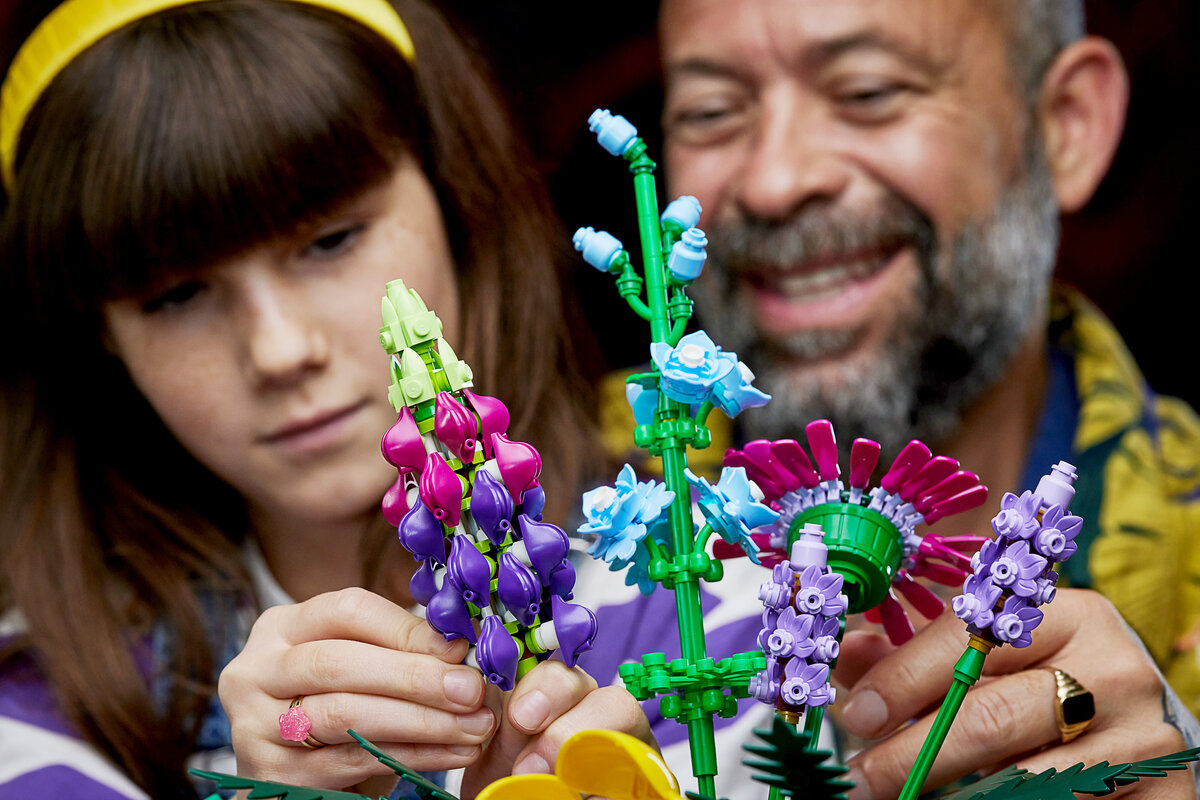 LEGO® Icons Wildblumenstrauß 10313 Finger, Hand, Blume, Blumen-Arrangement, Blumenstrauß