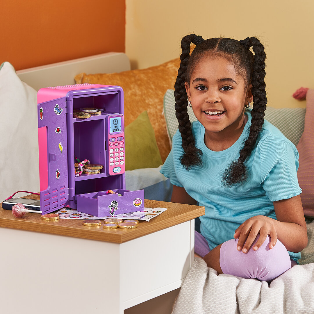 VTech Kidisecrets Traumtresor interaktiver Kindersafe ab 6 Jahren VTech Kidisecrets Traumtresor aus Kunststoff in Pink/Violett, Safe mit Zahlencode, LCD-Uhr, 6 Spiele, Wecker, Timer, 3 Lieder & 10 Melodien, 3 Fächer, Aufkleber, kindersicher ab 6 J., Kind, Weiblich, Mädchen, Person