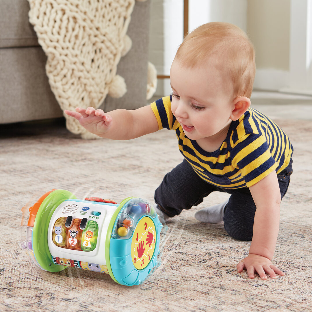 VTech 3-in-1 Rollende Entdecker-Trommel musikalischer Motorik-Spaß ab 9 Monaten VTech 3-in-1 Rollende Entdecker-Trommel in buntem Kunststoff 13,8×18,8 cm, Rollen, Trommeln, 5 Entdeckerseiten mit Leucht-Klavier, Musik 7 Lieder, 18 Melodien, Bewegungssensor, kindersicher, ab 9 Monaten, Person, Krabbeln
