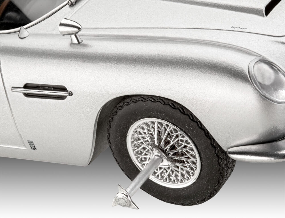 Revell 05653 Geschenkset James Bond Aston Martin DB5 1:24 Modellbausatz mit Zubehör Sprach, Rad, Leichtmetallrad, Auto, Reifen