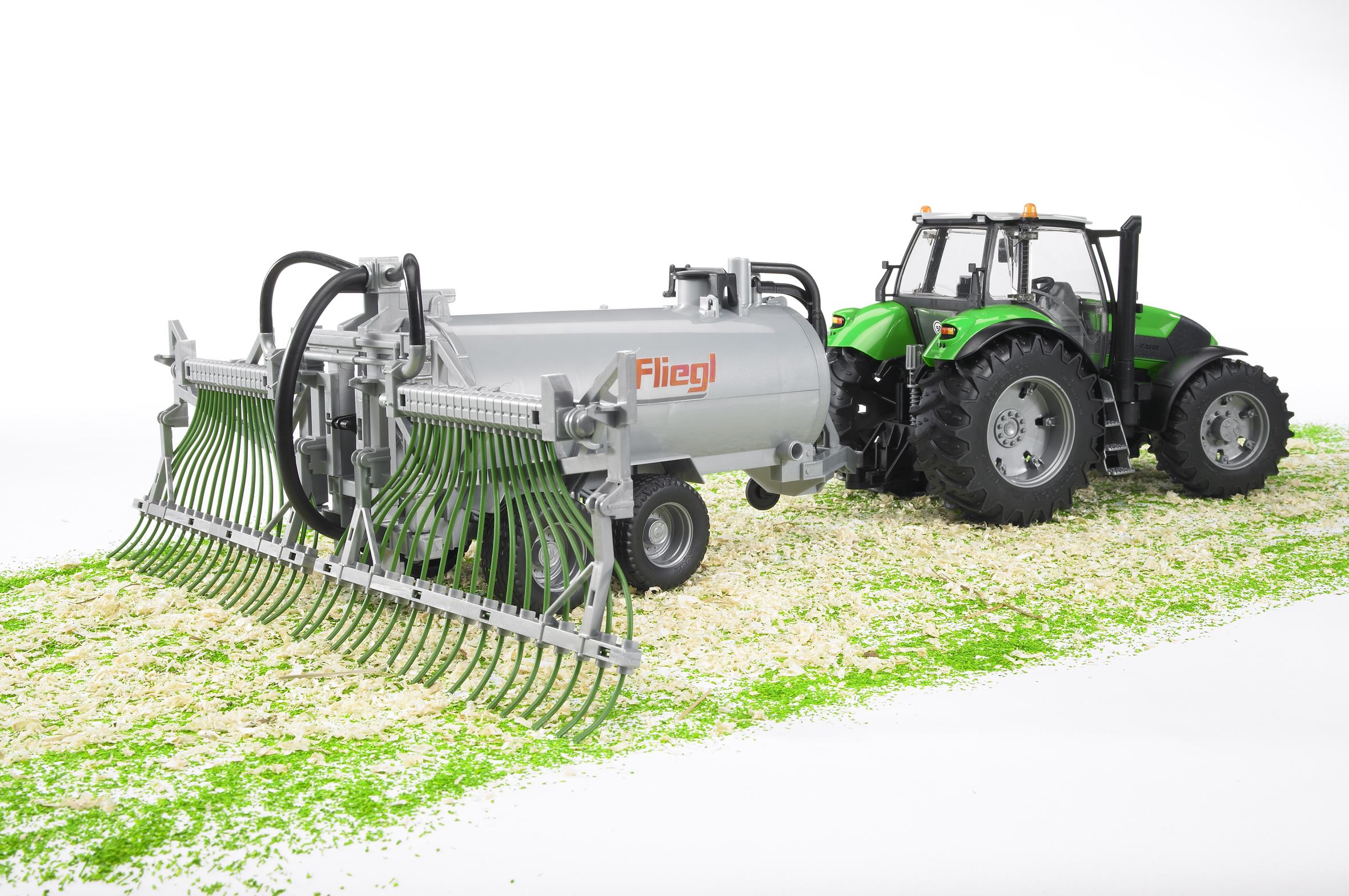 BRUDER 02020 - Fliegl Fassanhänger mit Schleppschlauchverteiler - Bild 4