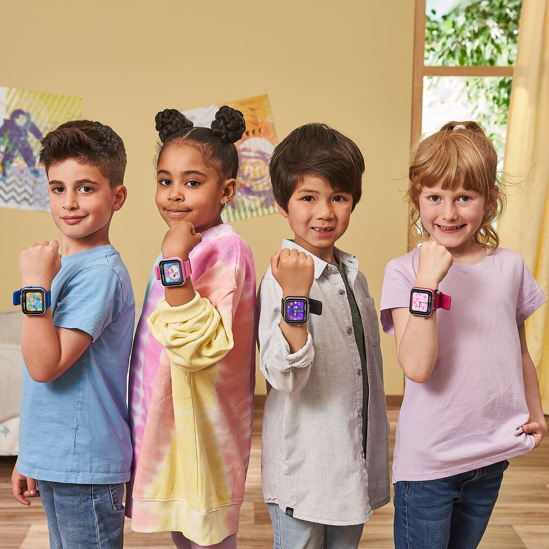 VTech KidiZoom Smart Watch MAX blau Kinder-Smartwatch mit Duokamera & Touchscreen, ab 5 Jahren VTech KidiZoom Smart Watch MAX blau mit großem Touch-Display, Front- & Rückkamera, Schrittzähler, Spiele & Kreativ-Apps, Wecker, Musik-Player, spritzwassergeschützt, wiederaufladbarer Akku, ab 5 Jahren, Leute, Person, Kind, Weiblich, Mädchen