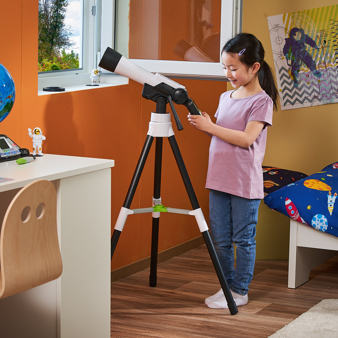 VTech Interaktives Video-Teleskop (80-614504) Föhn, Mobiliar, Tabelle, Schreibtisch, Person