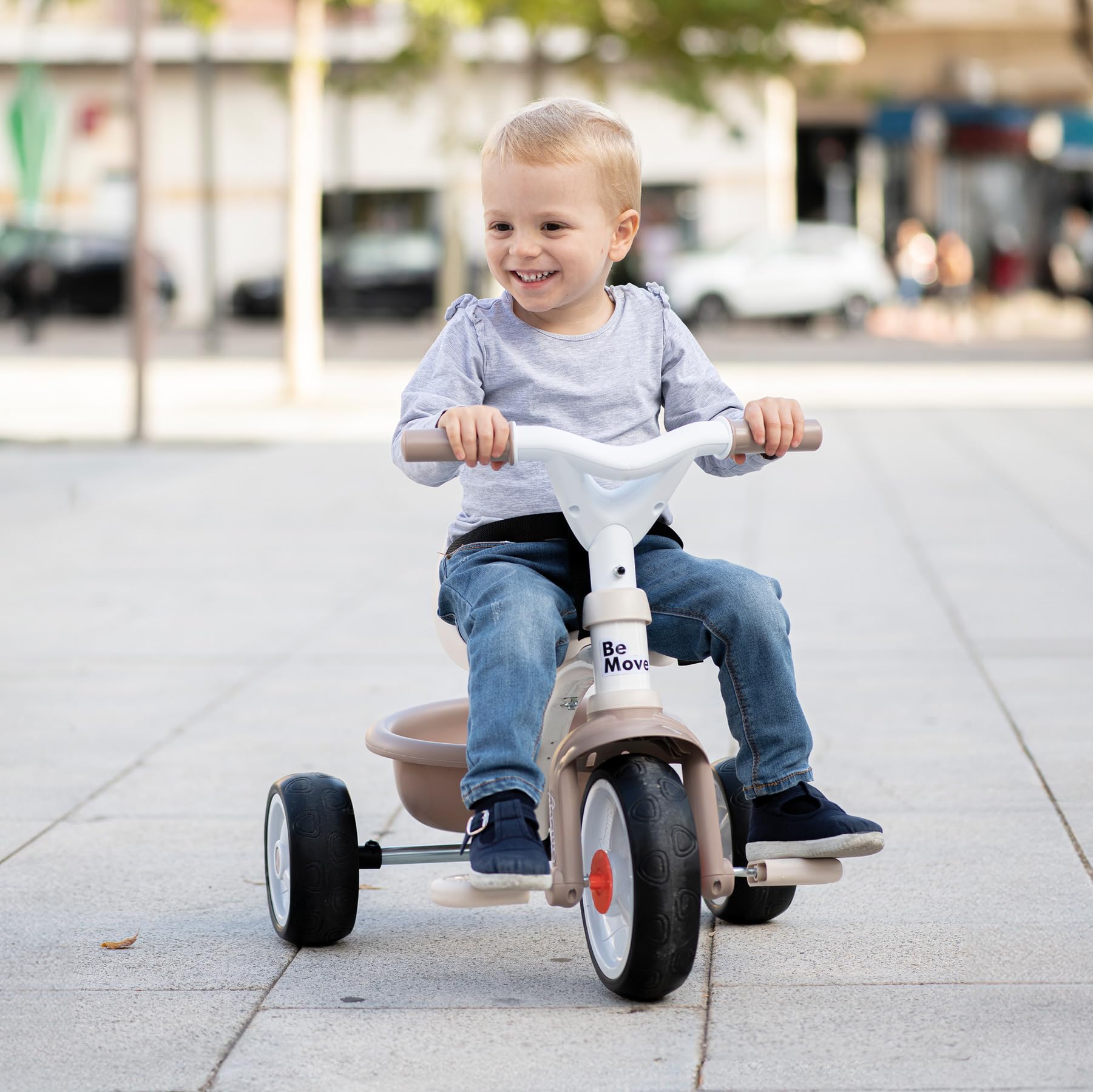 Smoby Be Move Comfort Tricycle Beige 3-in-1, ab 10 Monaten Smoby Be Move Comfort Tricycle Beige 3-in-1 mit ergonomischem Sitz, Sicherheitsgurt, verstellbarer Elternstange bis 97 cm, Free-Wheel, Lenkblockierung, EVA-Räder, ca. 68×52×101 cm, ab 10 Monaten, Person, Portrait, Dreirad, Junge, Kind