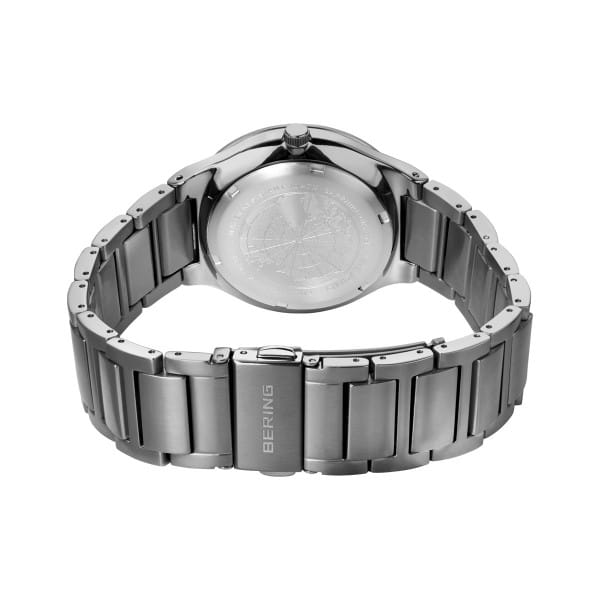 Bering 15239-777 Herrenuhr, Titan/Solar, Silber/Blau Bering 15239-777 Herrenuhr, Titan/Solar, Silber/Blau