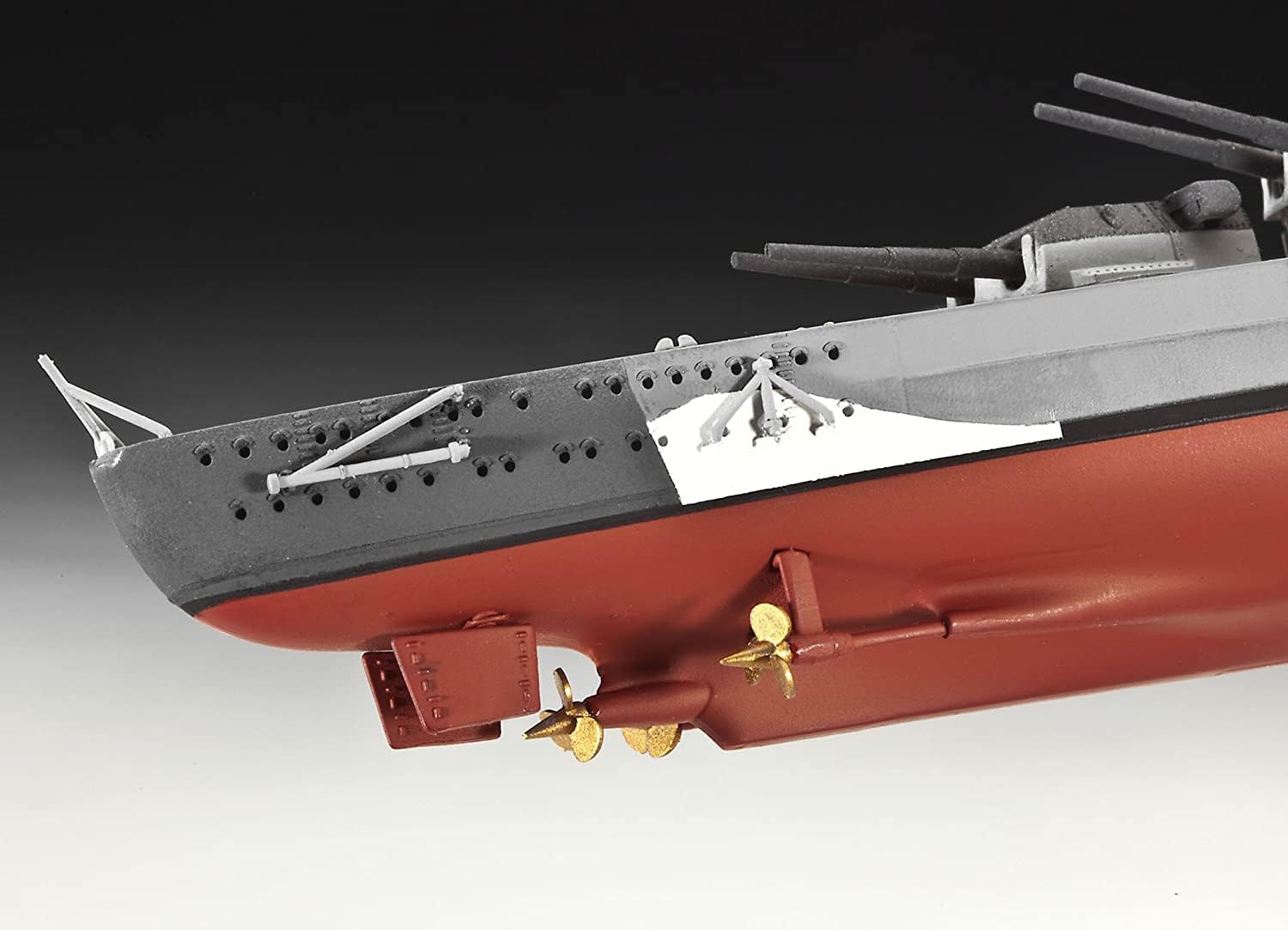 Revell 05098 Battleship Bismarck Modellbausatz 1:700 Revell 05098 Battleship Bismarck Modellbausatz 1:700