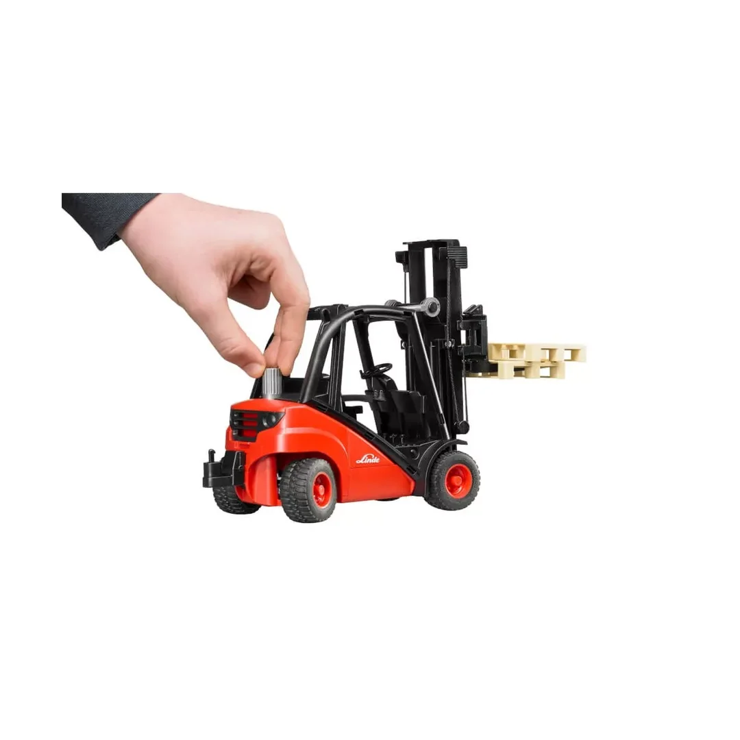 BRUDER 02511 - Linde Gabelstapler H30D mit Anhängerkupplung und 2 Paletten BRUDER 02511 - Linde Gabelstapler H30D mit Anhängerkupplung und 2 Paletten