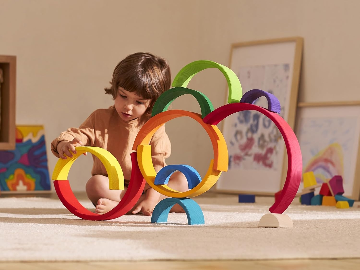 GOKI 58478 Regenbogen - Stapelspiel aus Ahornholz. goki evolution Band, Person