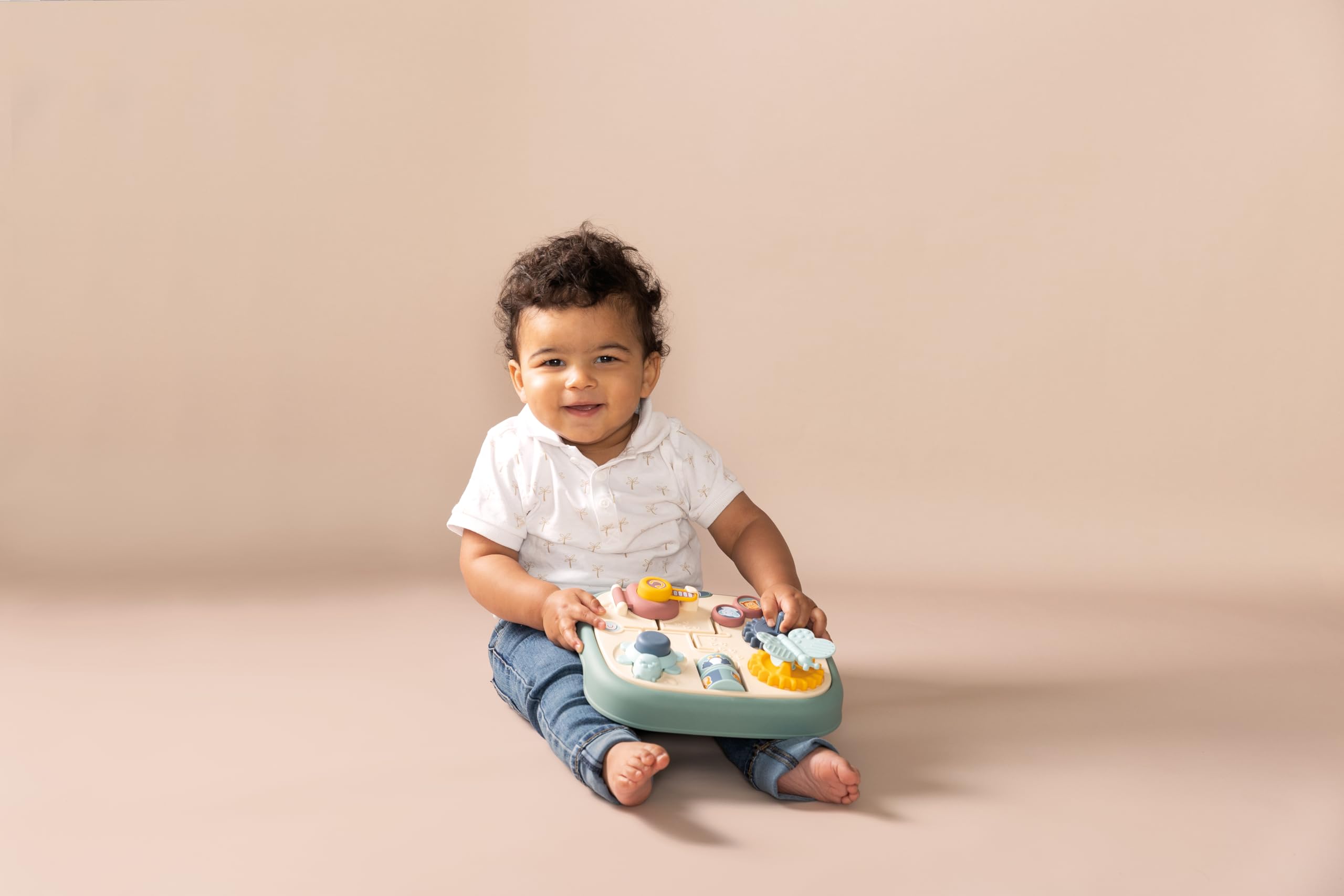 Smoby Activity Tablet Little 5-Spielaktivitäten, ab 12 Monaten Interaktives Smoby Activity Tablet Little mit 5 Lernspielen Labyrinth, Schloss, Schmetterling, Tierrollen, Nilpferd, ab 12 Monaten, Kunststoff, Made in France, Person, Photographie, Portrait, Sitzen, Lächeln