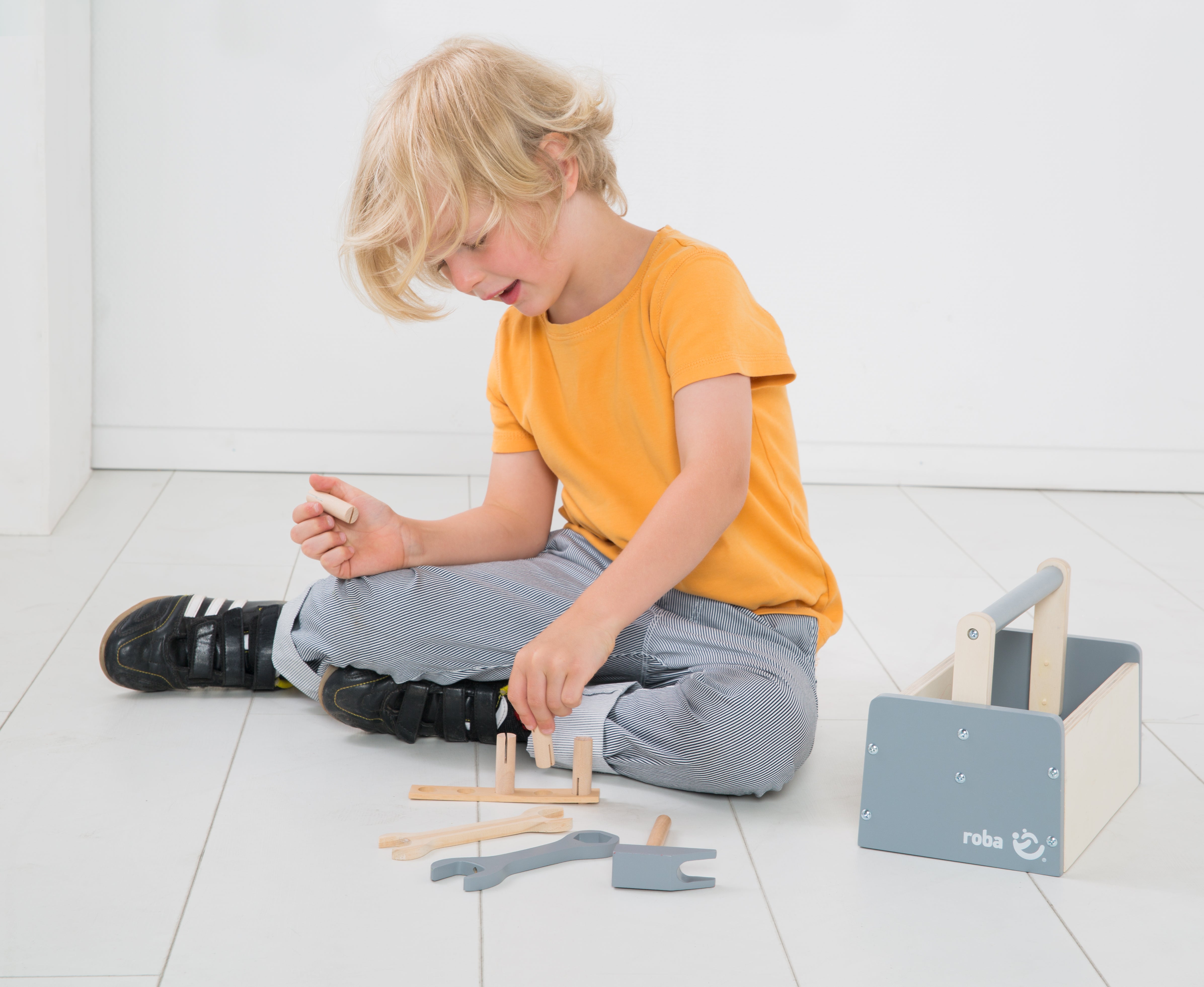Roba 97212 Werkzeugkiste mit Zubehör natur lackiert – Rollenspiel - Bild 4 Roba 97212 Werkzeugkiste mit Zubehör natur lackiert – Rollenspiel - Produktbild 4