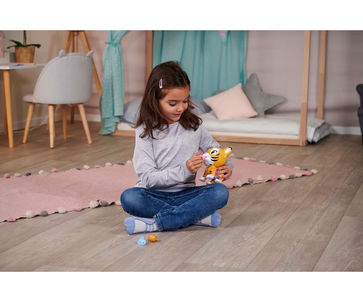 Simba Pamper Petz Tiger 105953575 Person, Sitzend, Innenarchitektur, Hosen, Kind