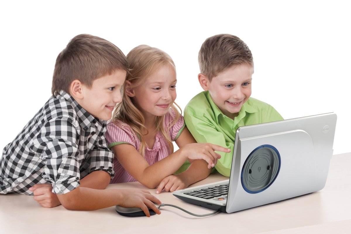 VTech Genio Lernlaptop 80-541004, Lerncomputer ab 5 Jahren VTech Genio Lernlaptop in Silber, robuster Kunststoff, 5'' Bildschirm, QWERTZ-Tastatur, 40 Lern-Apps, WLAN, microSD-Slot, Elternbrowser, ab 5 Jahren, Junge, Kind, Männlich, Person, Laptop