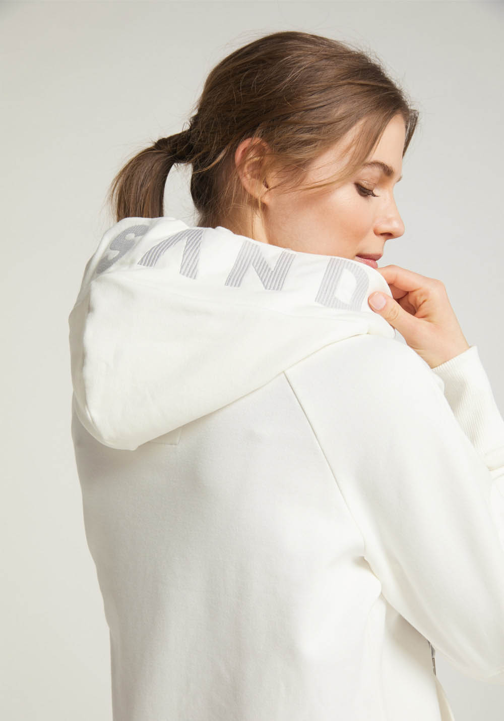 Elbsand Kelda Sweatjacke in cloud white, weisse Damen Kapuzenjacke. Bild 4.