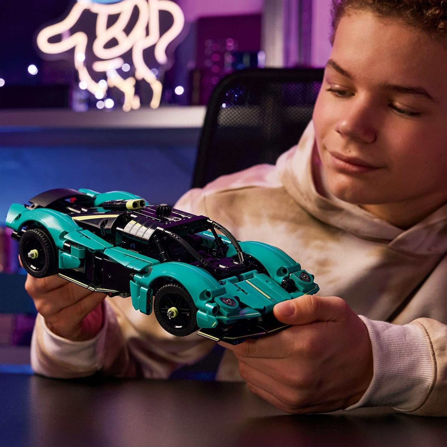 LEGO® Technic 42208 Aston Martin Valkyrie Spielzeug, Person