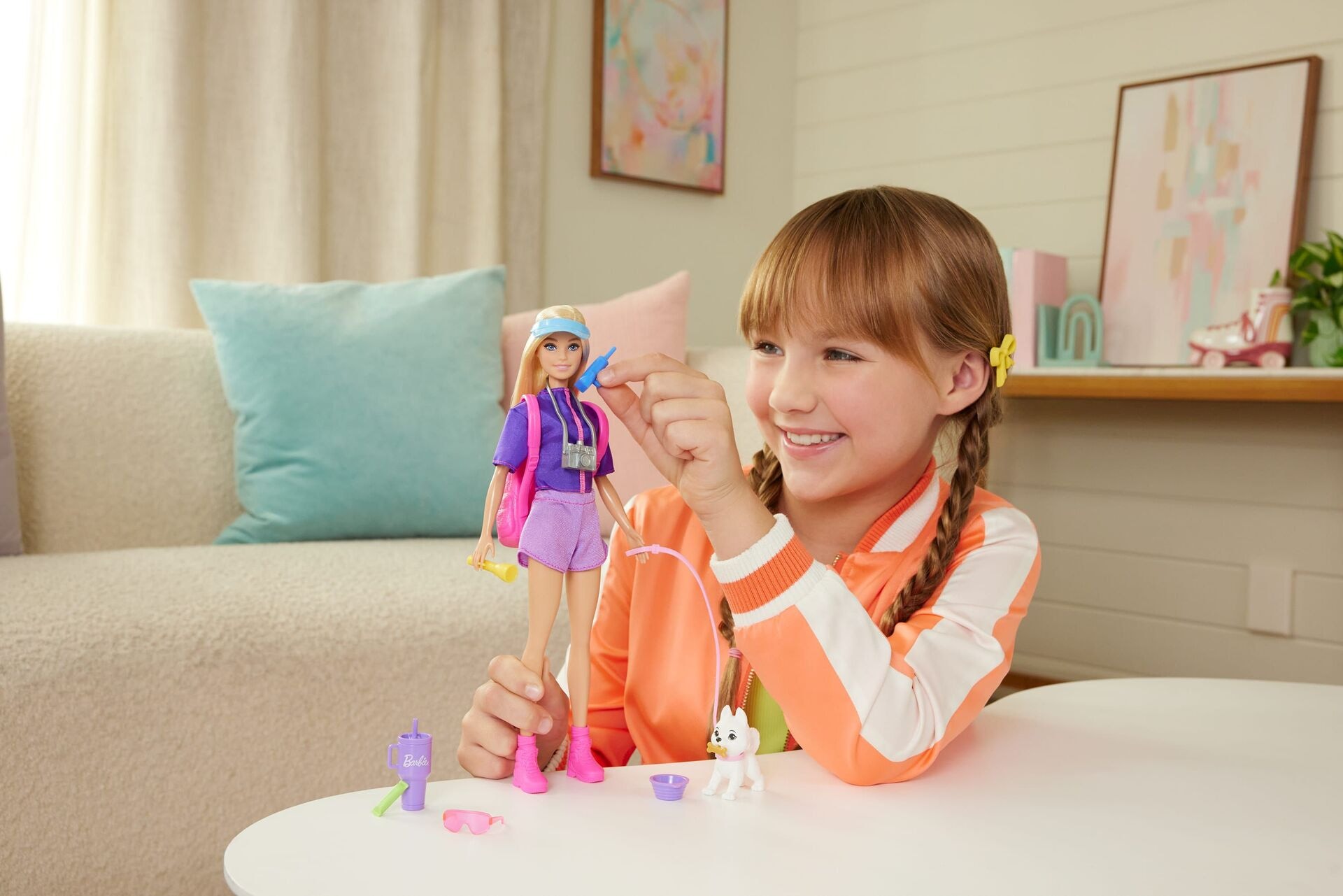 Barbie Outdoor-Abenteuer Modepuppe Malibu mit mehr als 10 Zubehörteilen zum Thema Camping, darunter ein Hündchen - Puppe - Mattel - Barbie Outdoor-Abenteuer Modepuppe Malibu mit mehr als 10 Zubehörteilen zum Thema Camping, darunter ein