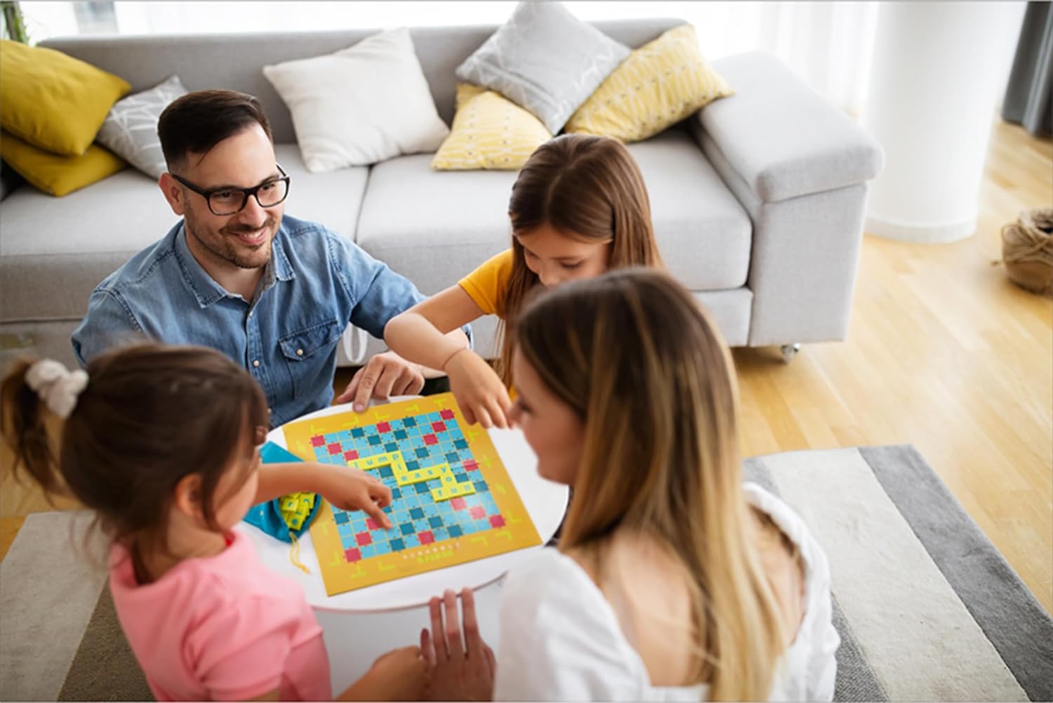 Scrabble Junior - Das Lernspiel für Kinder (Y9670) Leute, Person, Kind, Weiblich, Mädchen