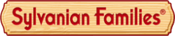 Sylvanian Families Sylvanian Families Logo – Schriftzug auf Holztafel mit idyllischem, naturinspiriertem Hintergrund