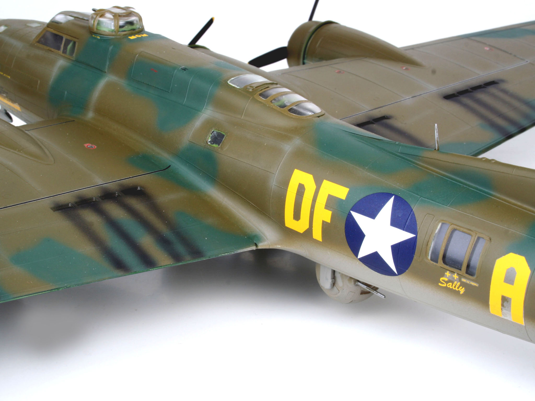 Revell 04297 B-17F "Memphis Belle" Modellbausatz Flugzeug, Kampfflugzeug, Bomber, Jet