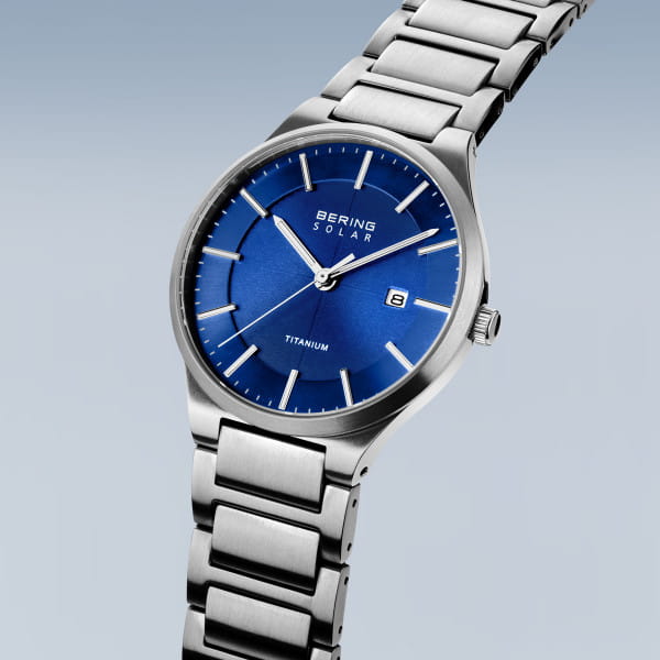 Bering 15239-777 Herrenuhr, Titan/Solar, Silber/Blau