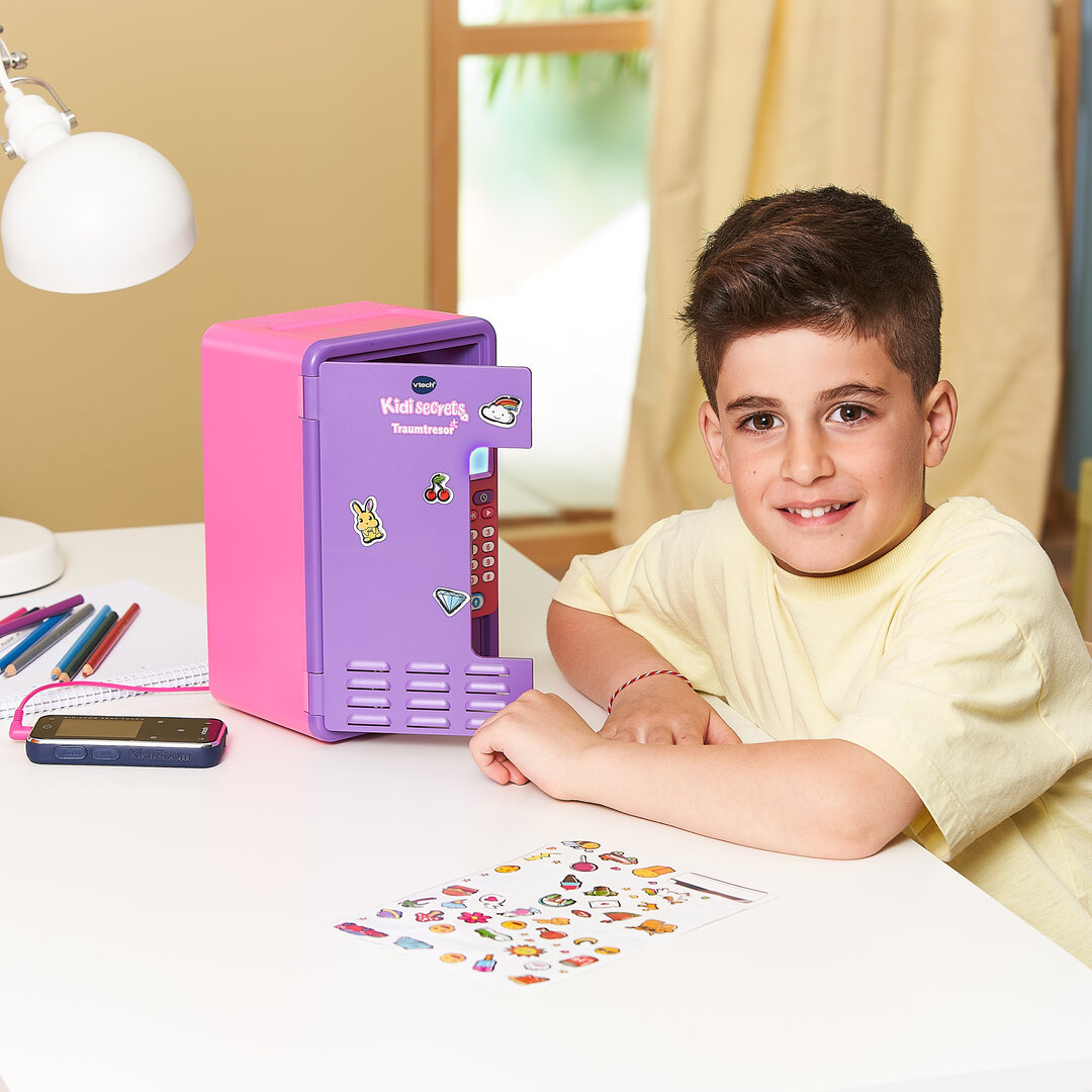 VTech Kidisecrets Traumtresor interaktiver Kindersafe ab 6 Jahren VTech Kidisecrets Traumtresor aus Kunststoff in Pink/Violett, Safe mit Zahlencode, LCD-Uhr, 6 Spiele, Wecker, Timer, 3 Lieder & 10 Melodien, 3 Fächer, Aufkleber, kindersicher ab 6 J., Junge, Kind, Männlich, Person, Gesicht