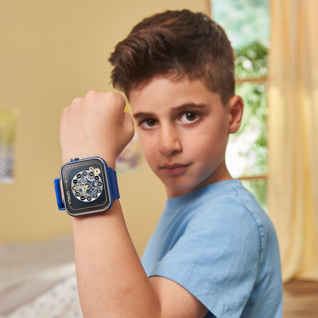 VTech KidiZoom Smart Watch MAX blau Kinder-Smartwatch mit Duokamera & Touchscreen, ab 5 Jahren VTech KidiZoom Smart Watch MAX blau mit großem Touch-Display, Front- & Rückkamera, Schrittzähler, Spiele & Kreativ-Apps, Wecker, Musik-Player, spritzwassergeschützt, wiederaufladbarer Akku, ab 5 Jahren, Armbanduhr, Arm, Person, Hand, Finger