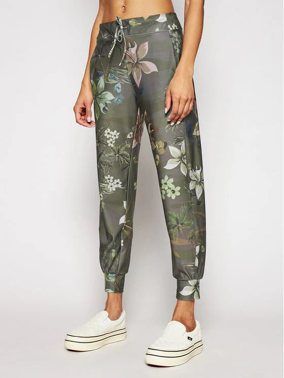 Desigual Damen 3/4-Hose „Camuflower“ - Dunkelkhaki 21SOPK024086 GR. S Bekleidung, Hosen, Person