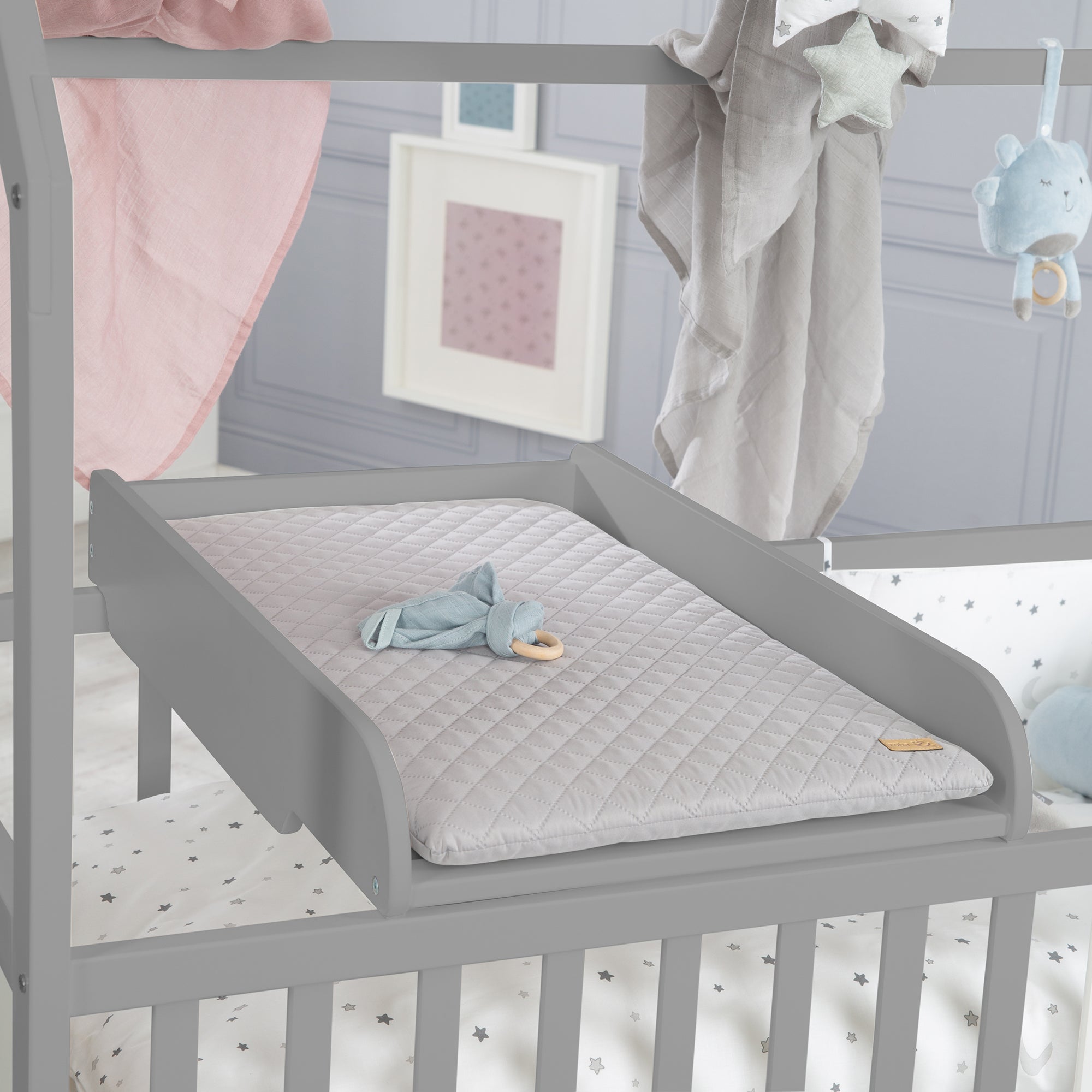 Roba 203120TPFS1 Hausbett 60 x 120cm inkl. Wickelplatte taupe – Komplettbettsets & Einzelbetten - Bild 7 Roba 203120TPFS1 Hausbett 60 x 120cm inkl. Wickelplatte taupe – Komplettbettsets & Einzelbetten - Produktbild 7