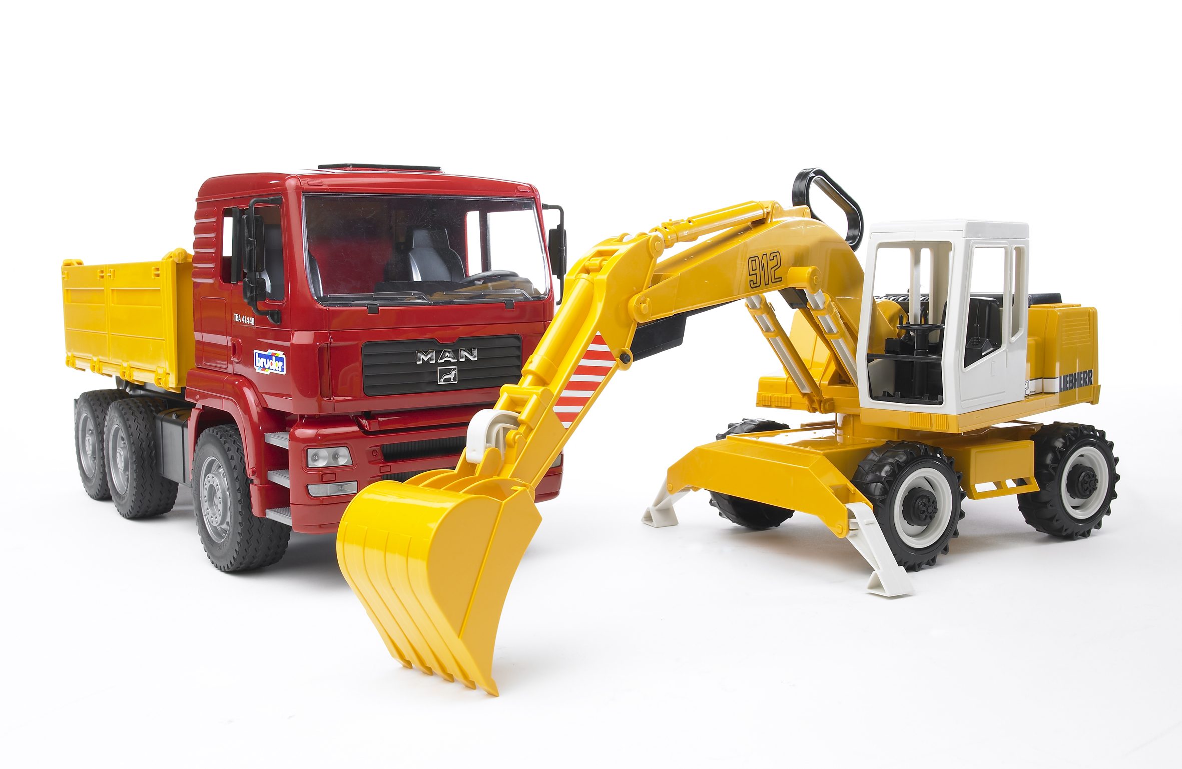 BRUDER 02751 - MAN TGA Kipplastwagen mit Liebherr Schaufelbagger BRUDER 02751 - MAN TGA Kipplastwagen mit Liebherr Schaufelbagger